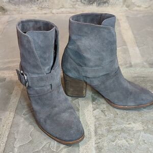 ISOLA Lavoy Gray Suede‎ Ankle Boots Woman's Size 9.5 Moto Stacked Heeled Buckle